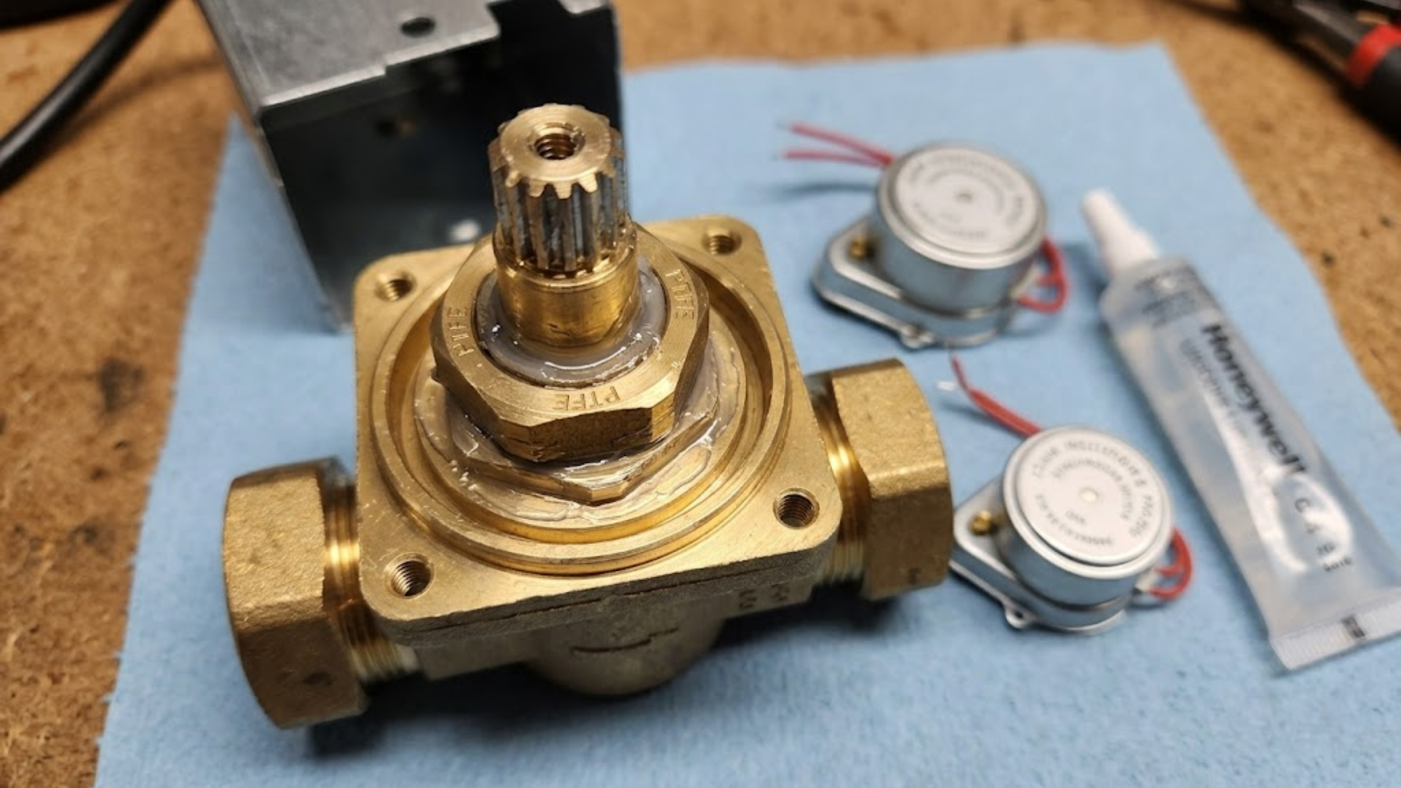 Honeywell V4043H: Synchronous Motor Replacement And Spindle Lubrication